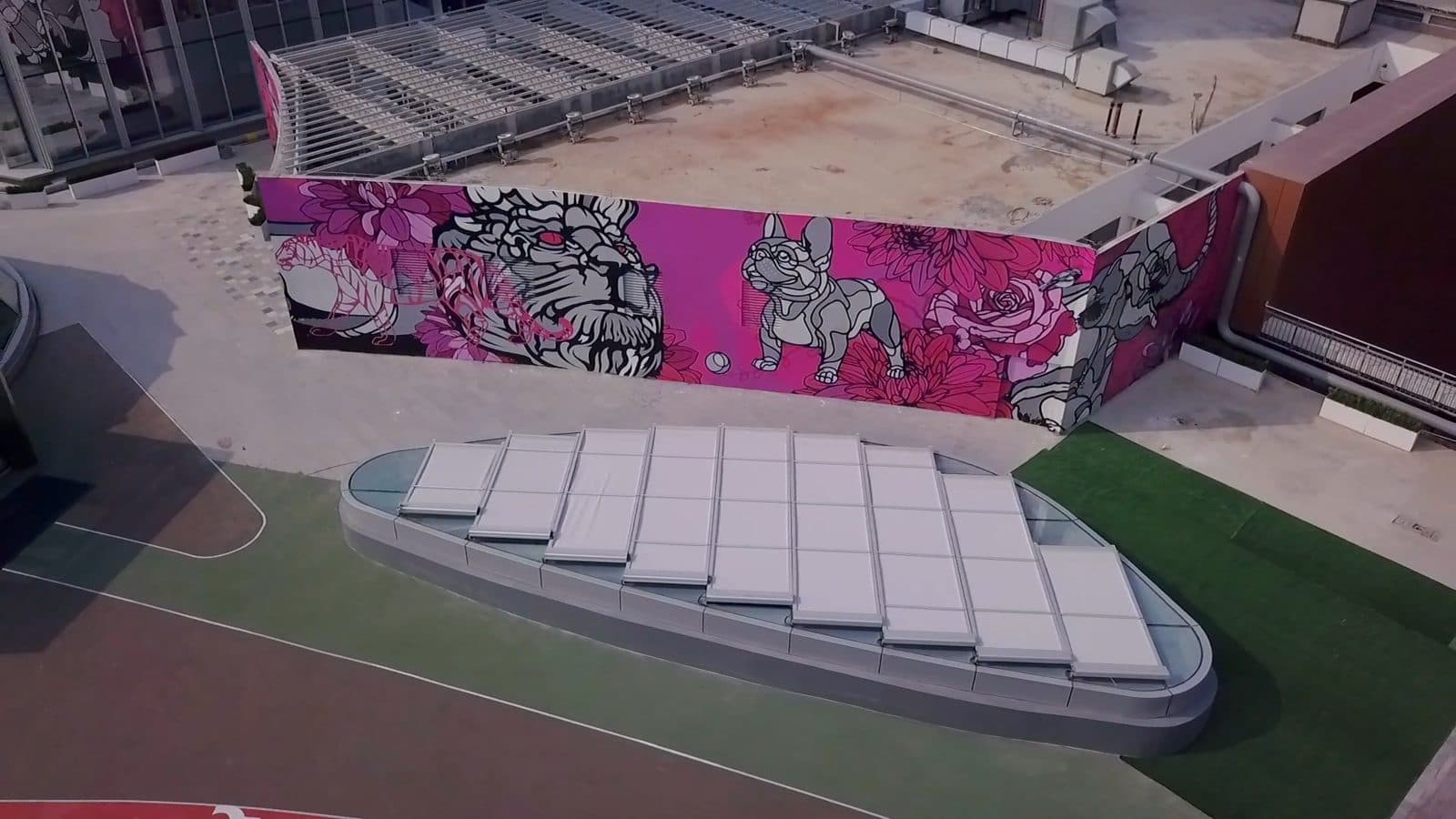 The terrace, wrapped in Flores’ work