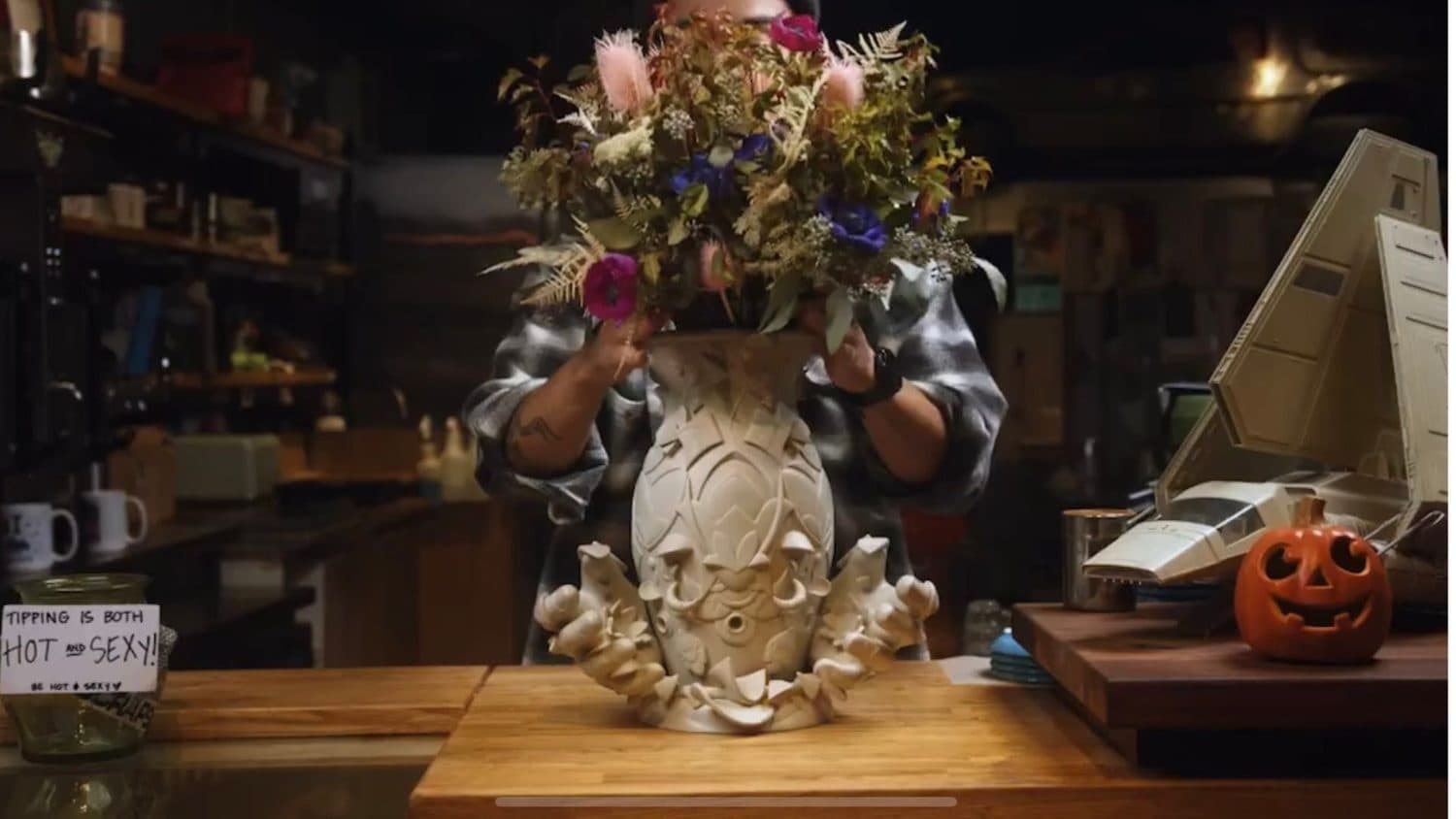 Detail of the vase form and burning cavity